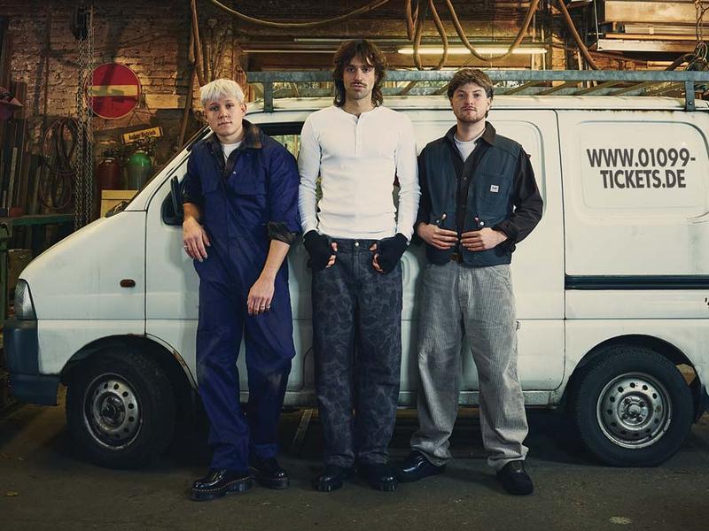 Mitglieder der Rapcrew 01099 vor einem Van