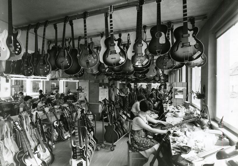 Gitarrenanfertigung bei Höfner