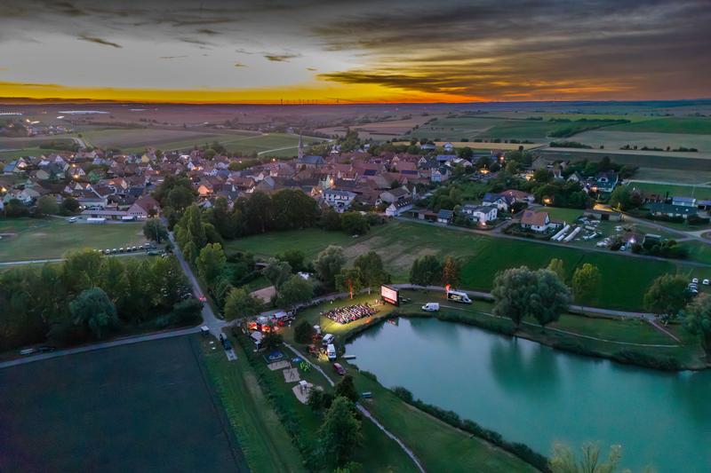 Ein besonderes Filmerlebnis vor stimmungsvoller Kulisse: N-ERGIE Kinotour 2025 in Seinsheim