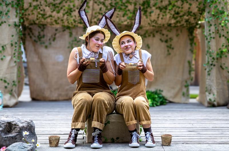 Hier sollte ein Bild erscheinen auf dem zwei Menschen als Hasen verkleidet auf der Theaterbühne auf einem Stein sitzen