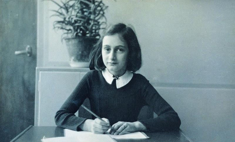 Anne Frank am Schreibtisch