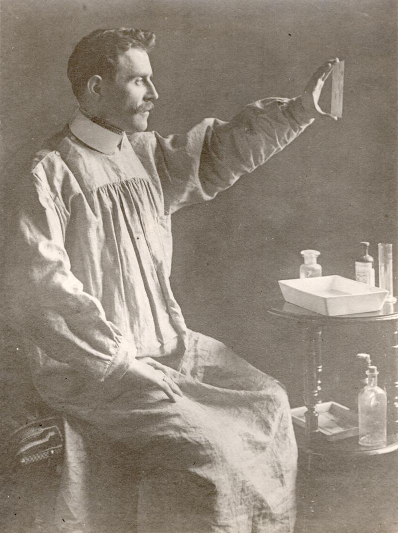 Armand Besch 1902, Studioporträt in Berlin, Silbergelatineabzug