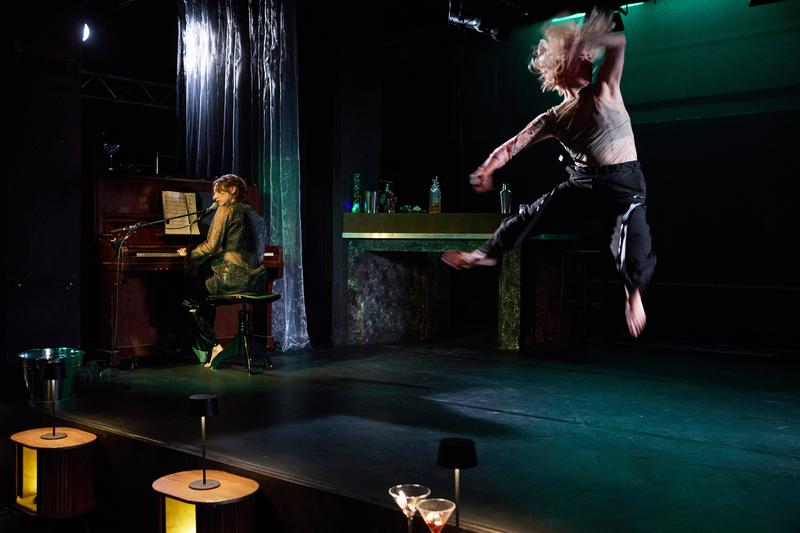 Bar Omega im Schauspiel Erlangen/Theater in der Garage mit Hannah Weiss und Marie Hanna Klemm