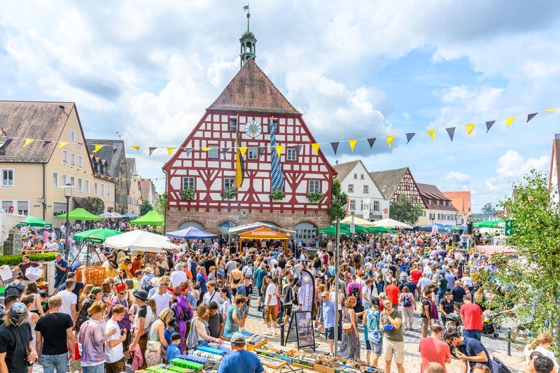 Burgfest: Zapfenstreich, Eröffnung u. Bierprobe, 19.30 Uhr Live-Musik im Festzelt mit Musikuss
