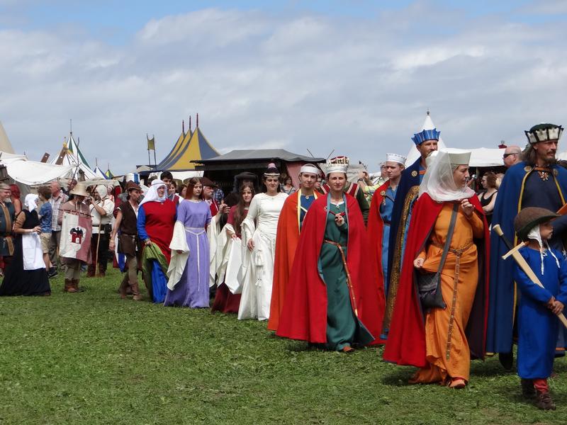 Lagergruppen auf dem Weg zum Mittelaltermarkt auf Burg Rabenstein
