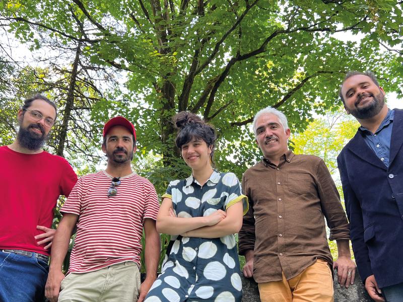 Auf dem Bild ist die portugisiesche Band Club de Choro Porto zu sehen, die aus vier Männern und einer Frau besteht