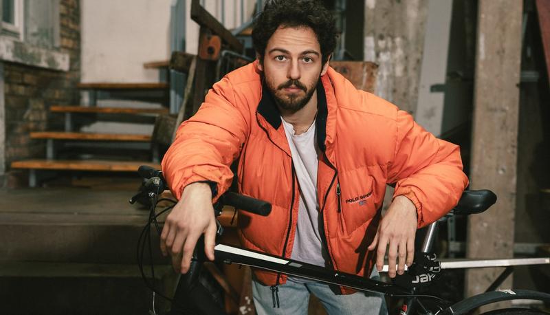 SukOne alias Şükrü-Can Fener ist bekannt für seine lustigen Videos über absurde Szenarien