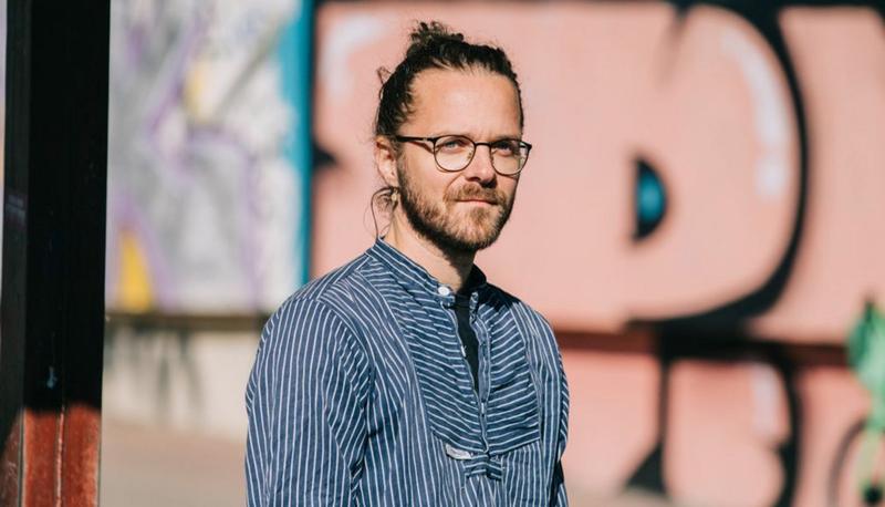 Arne Semsrott liest aus seinem Buch „Gegenmacht“