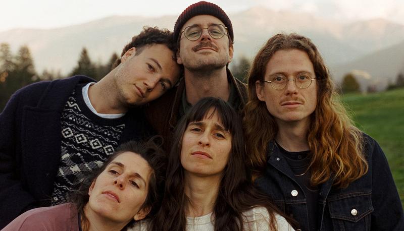 Black Sea Dahu ist die Indie-Band um Schweizer Singer-Songwriterin Janine Cathrein