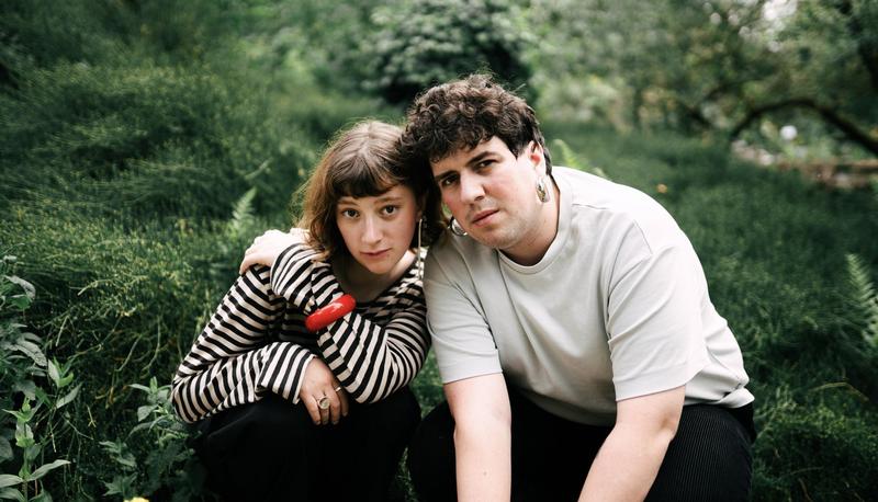 Entschleunigte Musik gibt es vom Duo Lost in Lona aus Basel