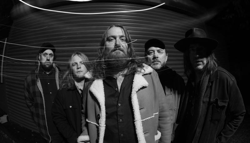 The Devil And The Almighty Blues kombinieren Blues mit Rock, Metal, Country und Punk