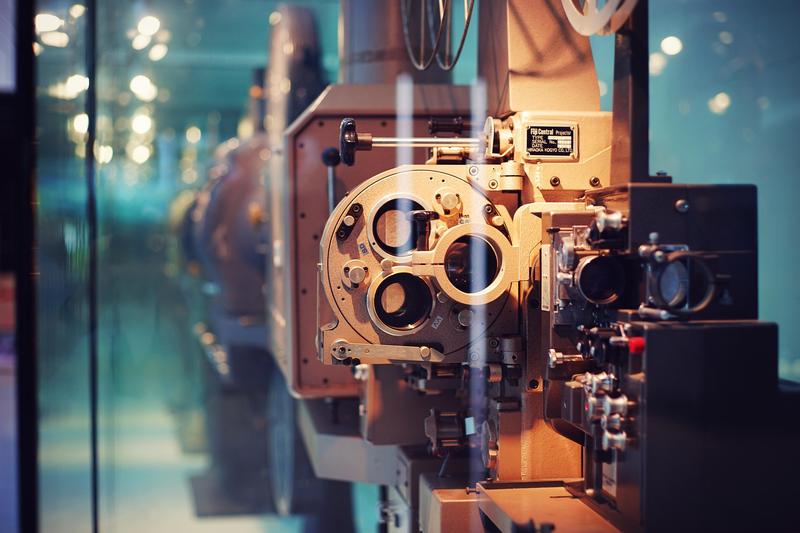 Auf dem Bild kann man einen Filmprojektor erkennen