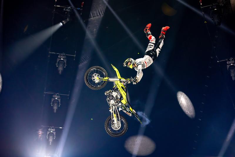 Flic Flac: "X-Mas Show", Artistik-Show (auch um 15 Uhr)