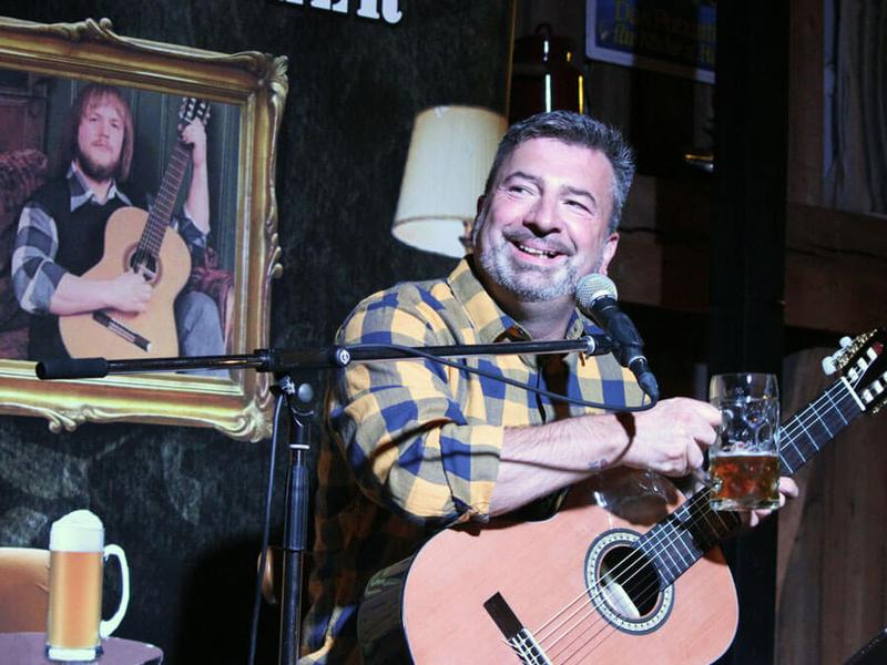 Gery Gerspitzer stilecht mit Gitarre und Bierkrug