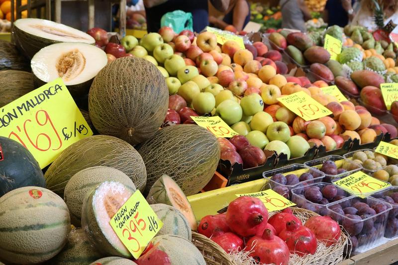Es ist ein Marktstand mit Früchten zu sehen, wie sie üblicher Weise auf einem Wochenmarkt verkauft werden