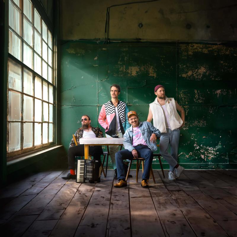 Saal: Gankino Circus (Weltmusik/Folk/Comedy)