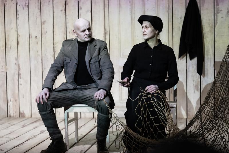 „Die Gewehre der Frau Carrar/Würgendes Blei“ am Stadttheater Fürth