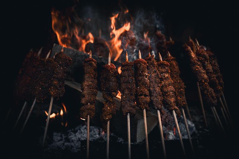 Auf dem Bild sind gegrillte Spiesse zu sehen