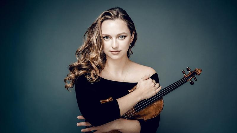 Maria Ioudenitch hält ihre Violine