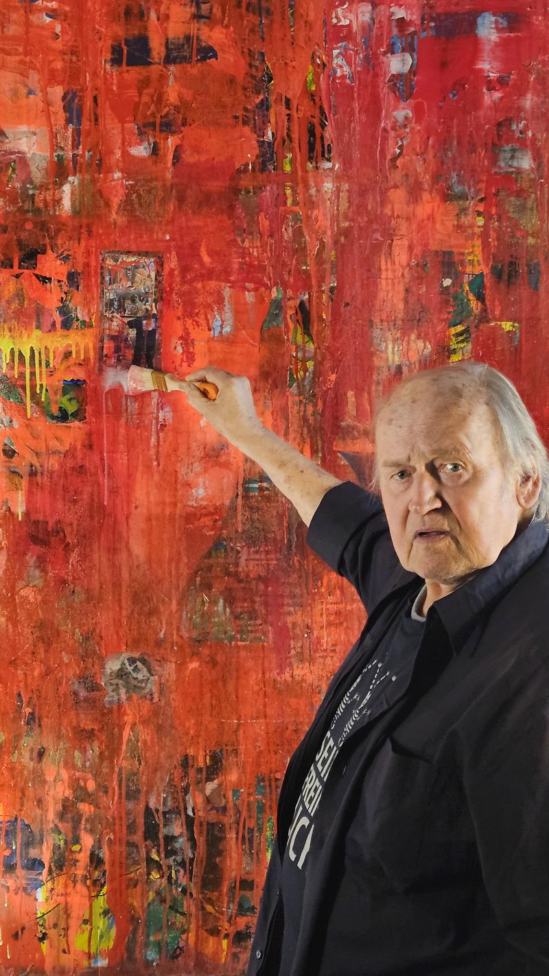 Der Künstler Jürgen Ritter mit Werk