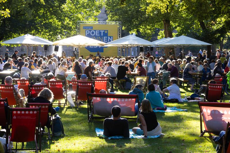 Erlanger Poet*innenfest: Hauptpodium im Schlossgarten 2025
