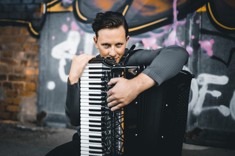 "Jazz & Klassik am Fluss": Münchner Kammerorchester, Martynas Levickis (Akkordeon): Werke von Mozart, Mendelssohn, Piazzolla