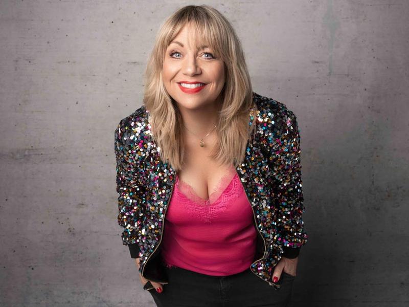 Mirja Regensburg mit ihrem Programm „Happy“