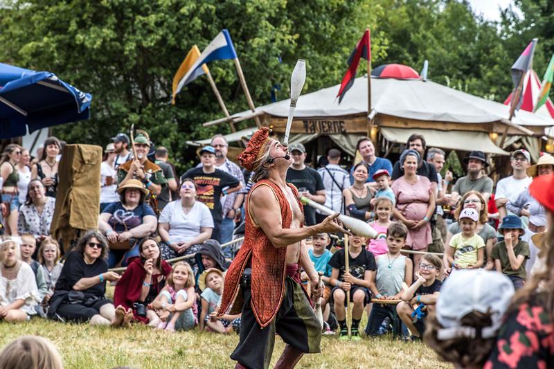 Großer Mittelaltermarkt mit Handwerk, Aktionskünstlern, Schaukämpfen, Musik, Kinderprogramm uvm.