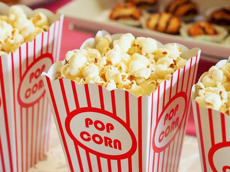 Sie sehen hier mehrere Becher aus Papier die mit Popcorn gefüllt sind