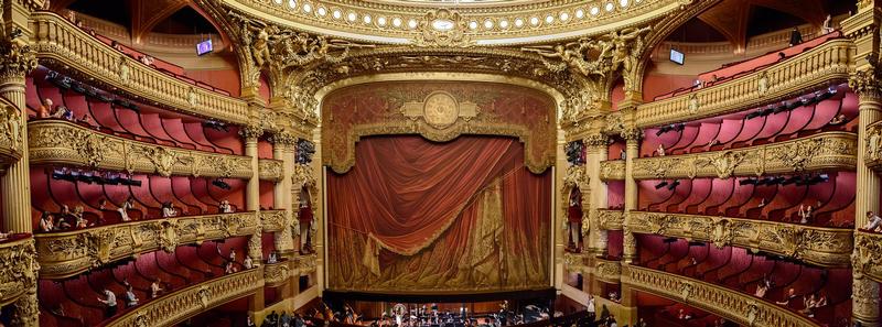 Hier sehen sie die Bühne und den Zuschauerraum eines Theaters
