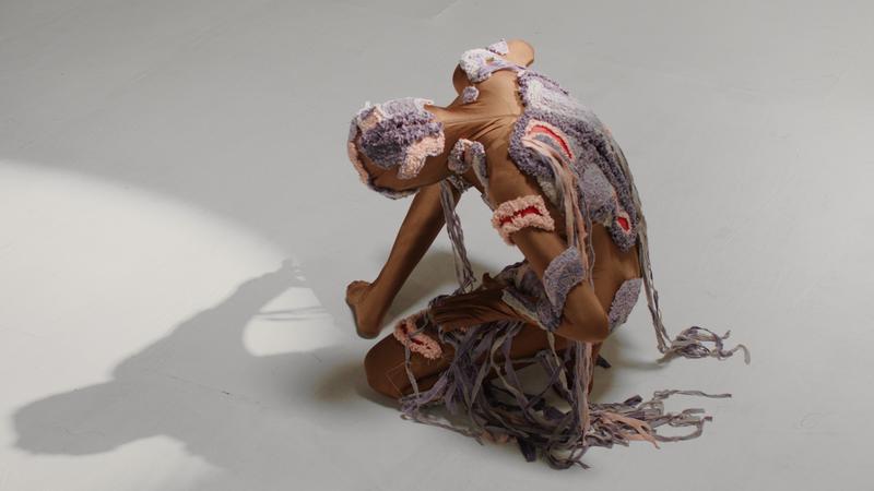 "Skin.Bodies I", Videoinstallation von Edith Saldanha