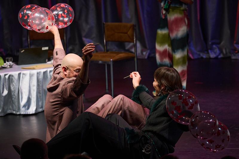 "Not Too Late Night Show", mit Studioband und Gästen