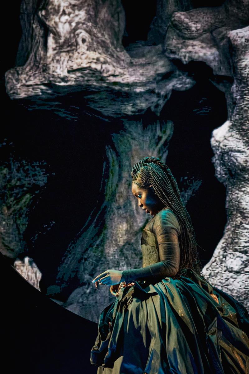 „Drill Baby Drill“ – Schauspiel von Sarah Calörtscher am Staatstheater Nürnberg