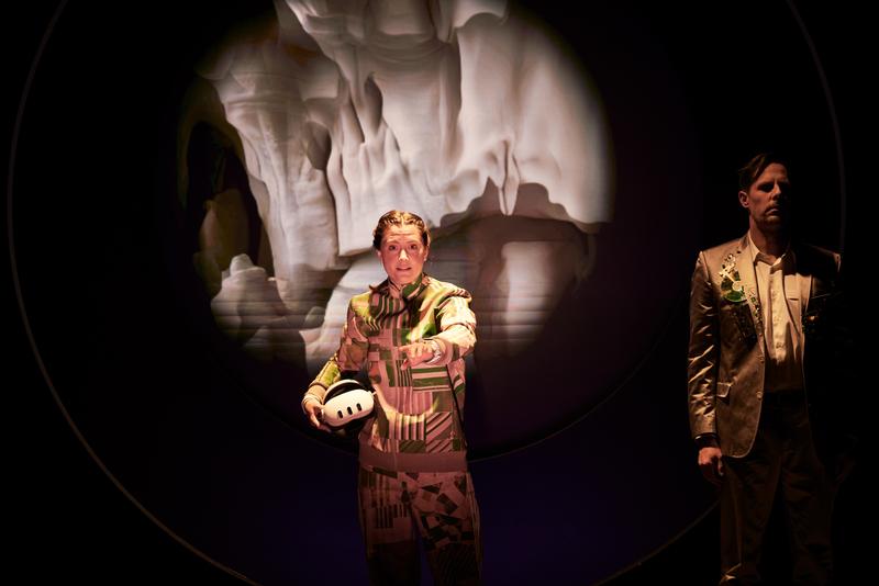 „Drill Baby Drill“ – Schauspiel von Sarah Calörtscher am Staatstheater Nürnberg