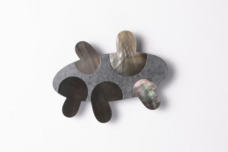 Sabine Steinhäusler: Brosche „Metamorphose“ Silber, Perlmutt, 2026