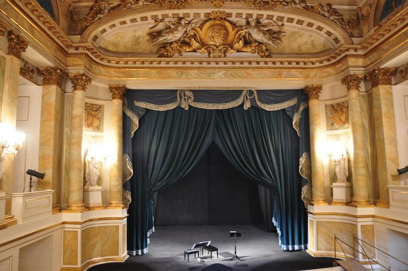Hier sehen Sie die Frontalansicht einer kleinen Theaterbühne