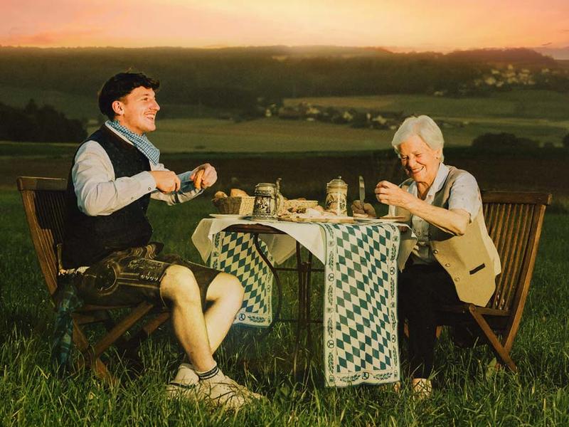 Tream macht Brotzeit auf einer Alpenwiese